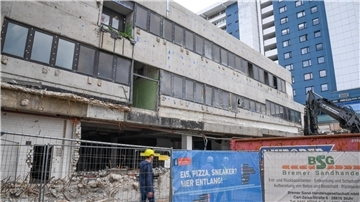 Der Abriss des ehemaligen Karstadt-Gebäudes geht voran - aber nicht so schnell wie erhofft.