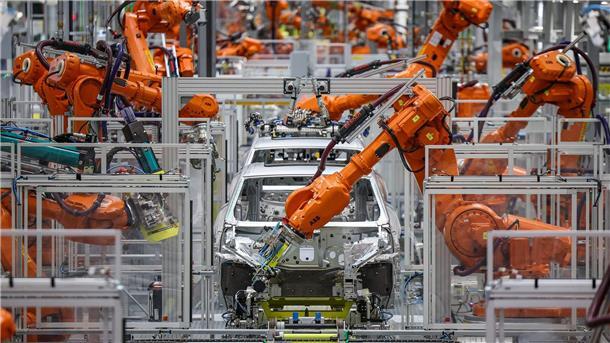 Der Absatz von Industrierobotern ist weiterhin hoch - im vergangenen Jahr aber leicht zurückgegangen. (Symbolbild)