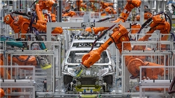 Der Absatz von Industrierobotern ist weiterhin hoch - im vergangenen Jahr aber leicht zurückgegangen. (Symbolbild)