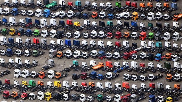 Daimler Truck streicht 5.000 Stellen - Kosten sollen runter Der Absatz von Mercedes-Benz Trucks ist zuletzt gesunken. (Archivbild)