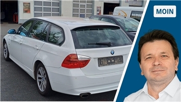 Ein weißer BMW und ein Mann. 