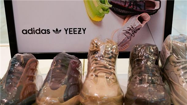 Vom Umsatzstar zum Buhmann - Adidas löst Kanye-West-Problem Der Adidas-Konzern will Teile des Bestandes an den gemeinsam mit Rapper Kanye West auf den Markt gebrachten Produkten der „Yeezy“-Reihe auch nach der Trennung von dem umstrittenen Musiker weiter verkaufen.