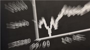 Die Anzeigetafel mit der Dax-Kurve zeigt im Handelssaal der Frankfurter Börse einen Kursrutsch (Aufnahme mit Zoom-Effekt). 