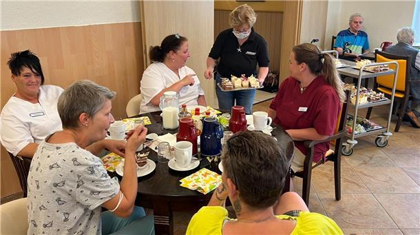 Der Aktionstag von Anja Thieling (mit Tablett) im Haus Ruhwarden war für alle ein Erfolg.