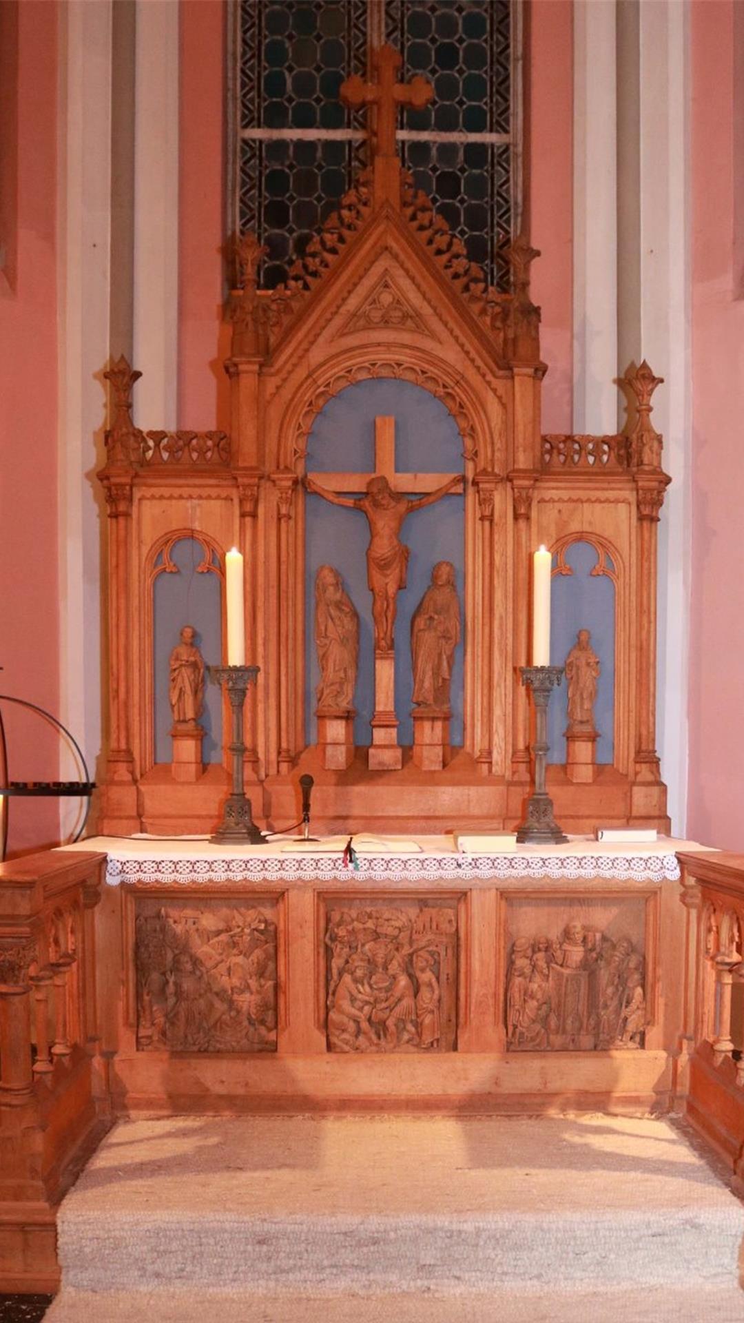 Der Altar in der Uthleder Sankt-Nicolai-Kirche enthält bedeutende Schnitzwerke wie Maria und Johannes unter dem Kreuz von Jesus.