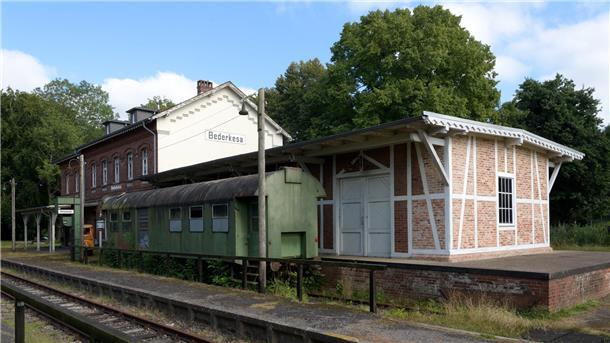 Das Land sieht hohes Potenzial in der Bahnstrecke von Bederkesa nach Lehe Bahnhofsgebäude mit altem Waggon und Gleis