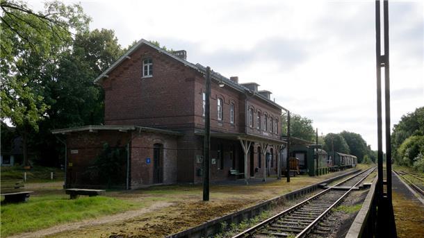 Bahnhofsgebäude und Schienen 