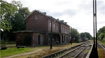 Bahnhofsgebäude und Schienen 