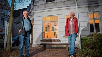 Der alte und der neue ESG-Vorsitzende arbeiten noch immer im Team für die Entwicklung der Leher „Altstadt“: Dieter Rehrbehn (links) und Heiko Janßen sind glücklich über die erste eigene ESG-Anlaufstelle an der Potsdamer Straße 1, Ecke Heinrichstraße – ehemals „Kuddels Musikkneipe“. Foto Scheschonka