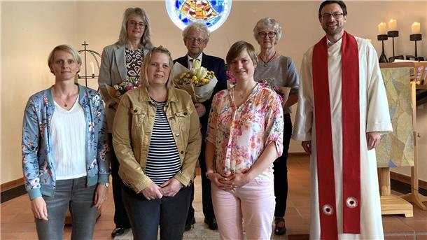 Der alte und neue Iselersheimer Kirchenvorstand: Sabine Mangels (hinten von links), Bernd Hadeler, Ursel Noetzelmann sowie Friederike Schwarz (vorne von links), Reykja Hurlbrink, Rebecca Ellmers undPastor Simon Laufer.