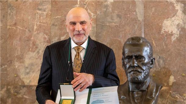 Der amerikanische Mediziner Dennis Kasper in der Frankfurter Paulskirche.