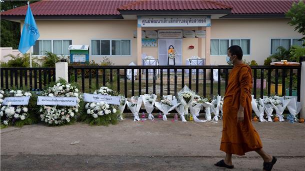 Nach Kita-Massaker: Bestattung der Opfer beginnt Der Amoklauf hat die Gemeinde Nongbua Lamphu tief erschüttert. Als Zeichen der Trauer legen Mönche Kränze und Blumen vor der Einrichtung ab.