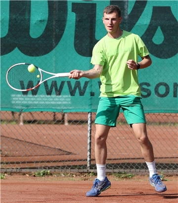 Maxymilian Kuhmann spielt Tennis für den TK Nordenham