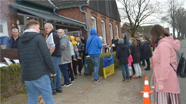 Warteschlangen vor dem Ukrainischen Basar im Gemeindehaus in Bexhövede