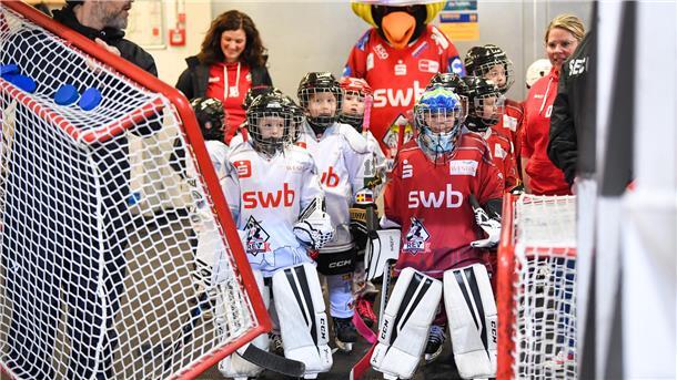 Quo vadis, Bremerhaven? Eishockey vor dem Aus? Der Andrang im Eishockey-Nachwuchs des REV Bremerhaven ist auch dank des großen Erfolgs der Pinguins groß. Dennoch steht der Verein vor dem Aus.