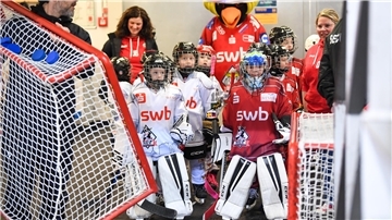 Quo vadis, Bremerhaven? Eishockey vor dem Aus? Der Andrang im Eishockey-Nachwuchs des REV Bremerhaven ist auch dank des großen Erfolgs der Pinguins groß. Dennoch steht der Verein vor dem Aus.