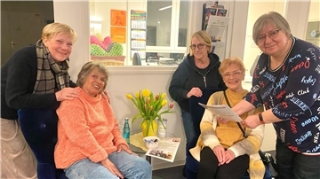 Die neue Selbsthilfegruppe des Bremerhavener Vereins Leben mit Krebs mit (v.li.) Uschi Leiste, Cornelia Wagener, Christel Lukaßen, Doris Fröhlich und Susanne Heins lädt Menschen mit einer Krebserkrankung zum Sich-Austauschen ein