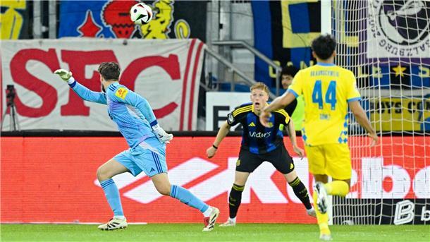 Der Anfang vom Ende für den 1. FC Saarbrücken: Torwart Menzel kann das 0:1 nicht verhindern.