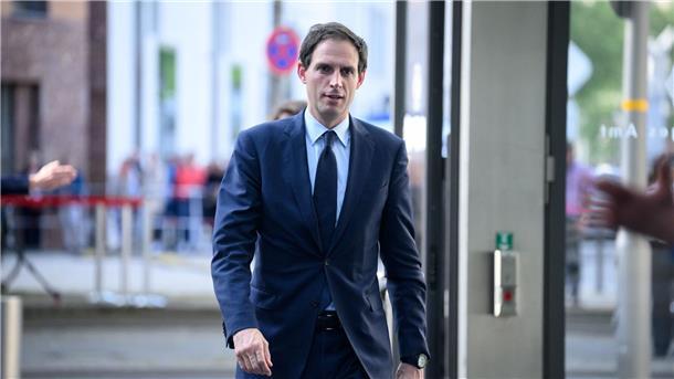 EU-Parlament bestätigt neuen Klimakommissar Wopke Hoekstra Der angehende EU-Klimakommissar Wopke Hoekstra spricht sich für Steuern auf Kerosin aus.