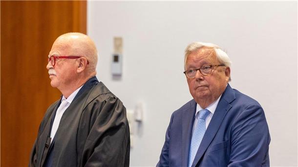 Auftakt von Cum-Ex-Prozess gegen Bankier Olearius Der angeklagte Bankier Christian Olearius (r) neben seinem Anwalt im Gerichtssaal im Bonner Landgericht.