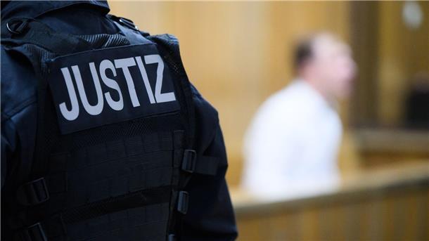 Prozess um Mordversuch mit Quecksilber an Kleinkind Der Angeklagte beim Prozessauftakt im Landgericht Hannover.