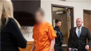 Der Angeklagte betritt den Gerichtssaal zu seiner Anklageverlesung im Bezirksgericht von Latah County.