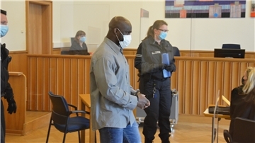 Der Angeklagte betritt in Handschellen den Schwurgerichtssaal des Landgerichts Stade. Dort wurde seit dem 8. Februar gegen ihn verhandelt. Das Verfahren endete mit einem Schuldspruch wegen Totschlags.