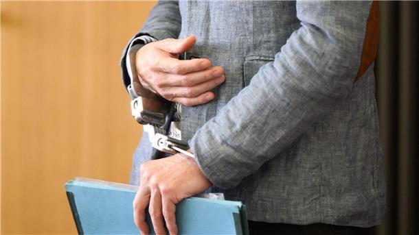 Zeuge über Christian B.: Er wirkte damals merkwürdig Der Angeklagte Christian B. kommt mit Handschellen in den Gerichtssaal im Landgericht Braunschweig.