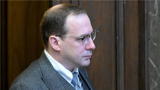 Kinderpornografie: Bewährungsstrafe für Teichtmeister Der angeklagte ehemalige Burgschauspieler Florian Teichtmeister stand in Wien wegen Besitzes und Herstellung von Kinderpornografie vor Gericht.