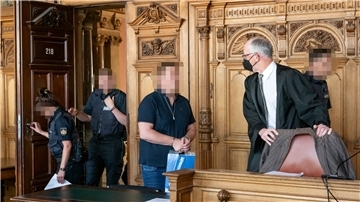 Der angeklagte Ehemann von Ekaterina B. betritt den Gerichtssaal.