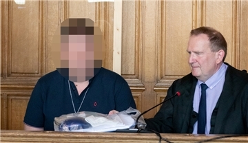 Der angeklagte Ehemann von Ekaterina B. und sein Anwalt.