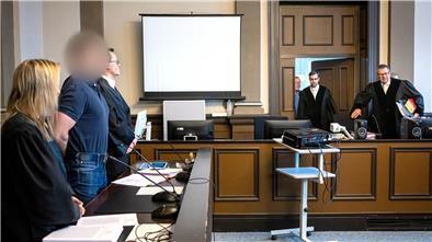 Scheeßel: Soldat legt Geständnis ab und schildert Details aus der Mordnacht Der Angeklagte Florian G. steht neben seinen Verteidigern Daniela Post und René Lancker vor dem Vorsitzenden Richter Volker Stronczyk im Gerichtssaal vom Landgericht Verden. Der Mann soll vier Menschen aus dem Umfeld seiner damaligen Ehefrau erschossen haben.
