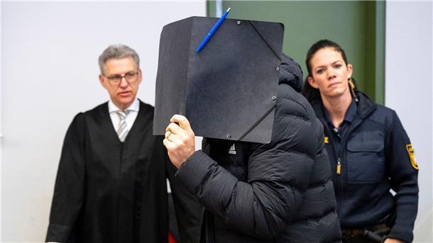 Fußballtrainer gesteht hundertfachen Missbrauch Der angeklagte Fußballtrainer hat vor Gericht in München hundertfachen Missbrauch zugegeben.