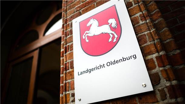 Der Angeklagte hat zu Prozessauftakt beteuert, seine getrennt lebende Frau versehentlich mit dem Auto überfahren zu haben. (Archivbild)