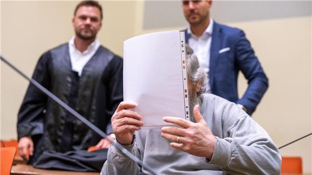 Mann nach Freispruch für Mord an Ehefrau verurteilt Der Angeklagte im Landgericht München I mit seinen Anwälten.