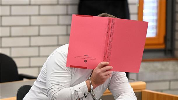 Lebenslange Haft für grausames Verbrechen an Mädchen Der Angeklagte im September 2022 im Landgericht Baden-Baden. Jetzt ist der Mann zu lebenslanger Haft verurteilt worden.