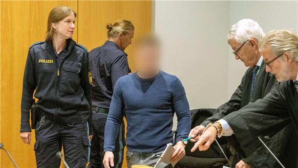 Mehr als sechs Jahre Gefängnis nach tödlichem Raserunfall Der Angeklagte kommt in den Gerichtssaal.