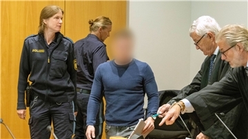 Der Angeklagte kommt in den Gerichtssaal.