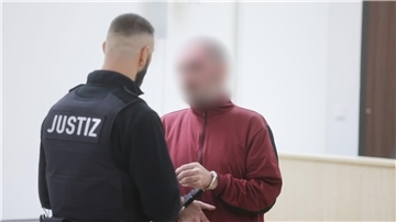 Der Angeklagte ließ über seinen Verteidiger erklären, dass er die Tat zutiefst bereue.