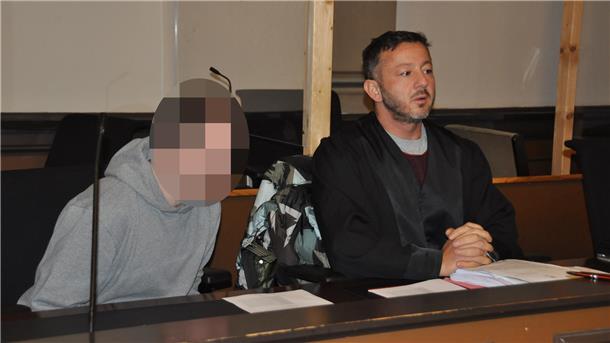 38-Jähriger soll Frauen betäubt und missbraucht haben: Prozess in Verden Der Angeklagte (links) und sein Verteidiger vor dem Landgericht Verden.