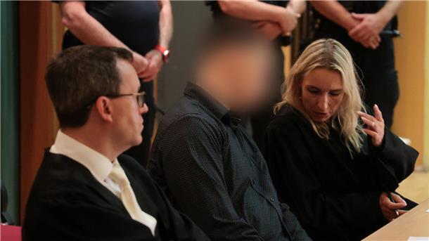 Bluttat von Scheeßel: Mord-Prozess gegen 32-jährigen Soldaten gestartet Ein Mann (l.) sitzt als Angeklagter neben seiner Pflichtverteidigerin Daniela Post (r.) zu Beginn des Prozesses wegen vierfachen Mordes vor dem Landgericht Verden, das im im Saal der Stadthalle in Verden tagt.