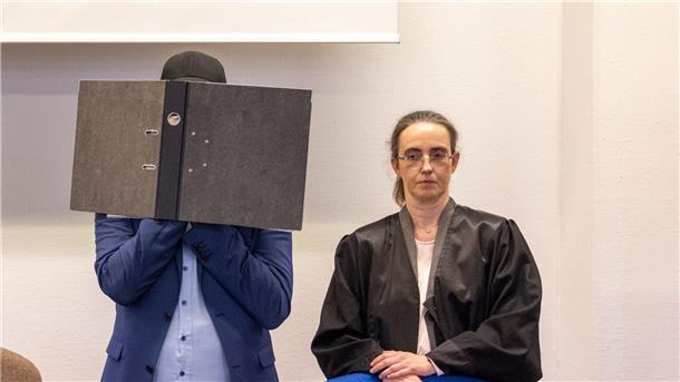 Der Angeklagte neben seiner Rechtsanwältin im Kölner Landgericht. Der Mann wurde zu einer langen Haftstrafe verurteilt.