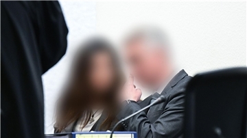 Der Angeklagte (r) im Prozess um sexuelle Nötigung sitzt im Mai im Gerichtssaal.