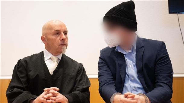 Ex-Grundschulleiter wegen Kindesmissbrauchs vor Gericht  Der Angeklagte (r) vor Prozessbeginn im Landgericht Fulda neben seinem Verteidiger.