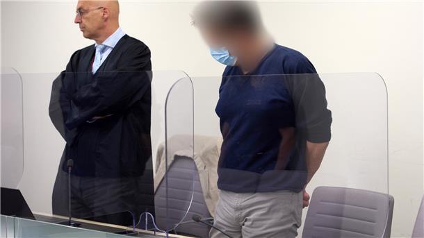 Masken-Mord: Täter muss lebenslang in Haft Der Angeklagte (rechts) im Gerichtssal neben seinem Verteidiger.