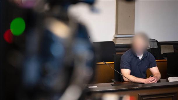 Vierfach-Tat von Scheeßel: Anklage und Verteidigung fordern Höchststrafe Der Angeklagte sitzt im Gerichtssaal vom Landgericht Verden. Der Mann soll vier Menschen aus dem Umfeld seiner damaligen Ehefrau erschossen haben.