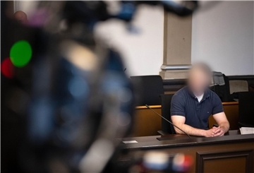 Der Angeklagte sitzt im Gerichtssaal vom Landgericht Verden. Der Mann soll vier Menschen aus dem Umfeld seiner damaligen Ehefrau erschossen haben.