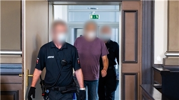 Ein wegen zweifachen Mordes und versuchten Mordes angeklagter Mann wird in einen Gerichtssaal des Landgerichts Verden geführt. 