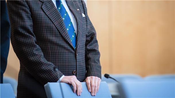 Der Angeklagte steht vor der Urteilsverkündung im Gerichtssaal.