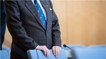Der Angeklagte steht vor der Urteilsverkündung im Gerichtssaal.